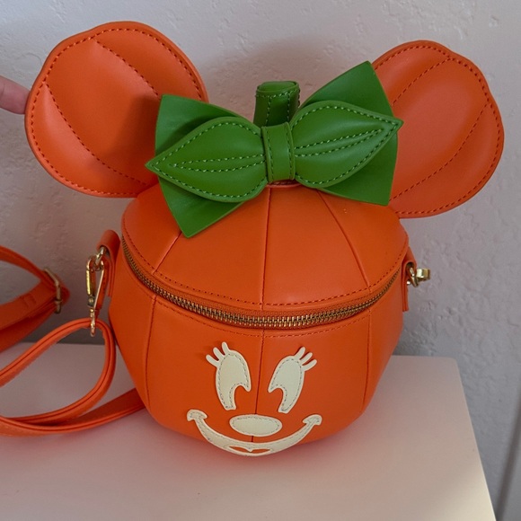 Loungefly Handbags - Loungefly Disney glow face pumkin Minnie
